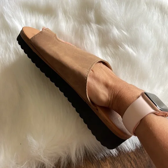 🚨NWT. Tan sandals. 1 inch heel. Size 34. Voperin. Lightweight. - Picture 5 of 6